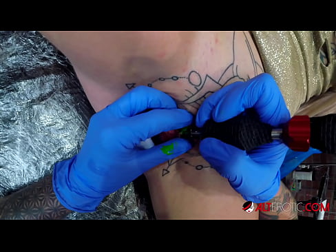❤️ Il-hottie tatwaġġjata ħafna Sully Savage għamlet tatwaġġ fuq il-klitoris tagħha ❤️❌ Video tal-ħakk  lilna mt.elitemangas.top ☑